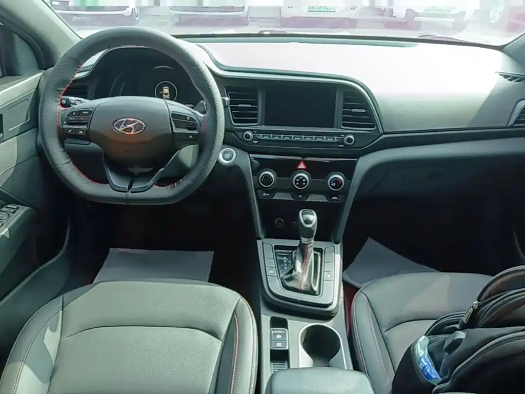 Hyundai Elantra — фото 10