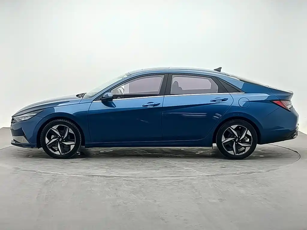 Hyundai Elantra — фото 2