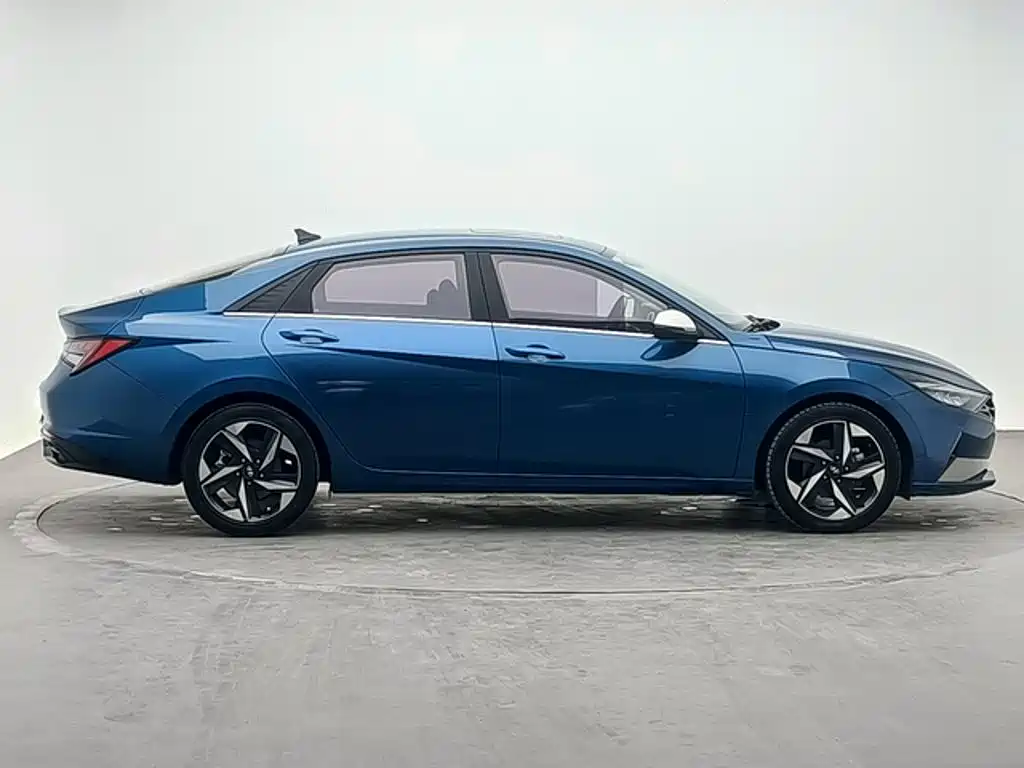 Hyundai Elantra — фото 3