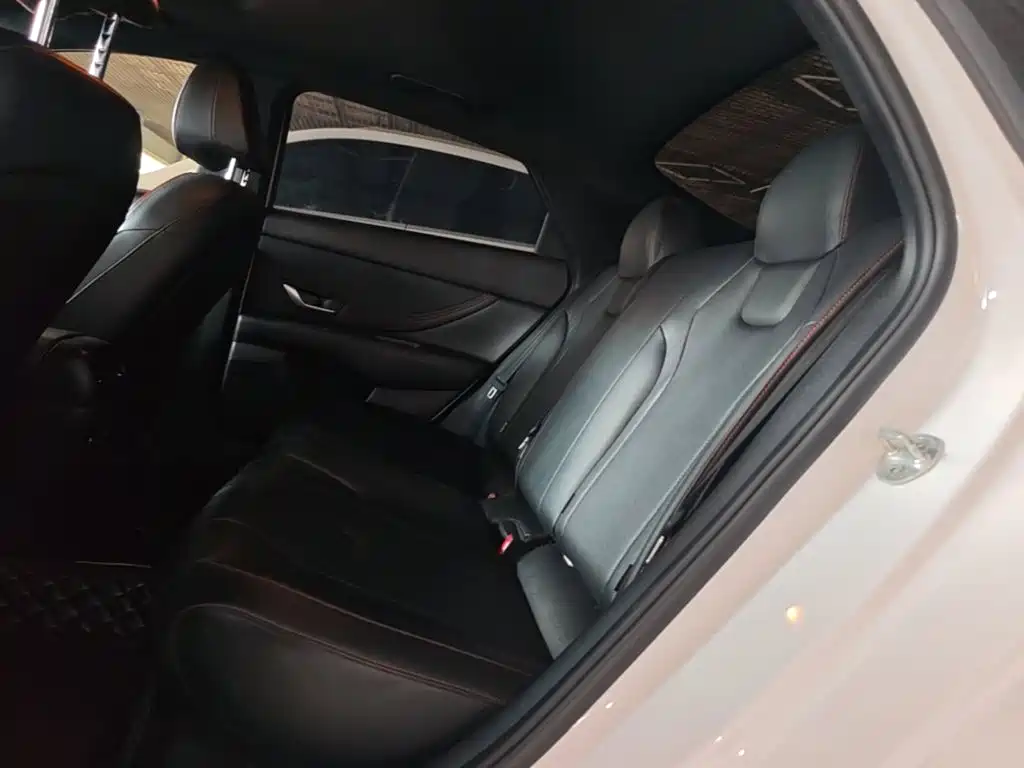 Hyundai Elantra — фото 17