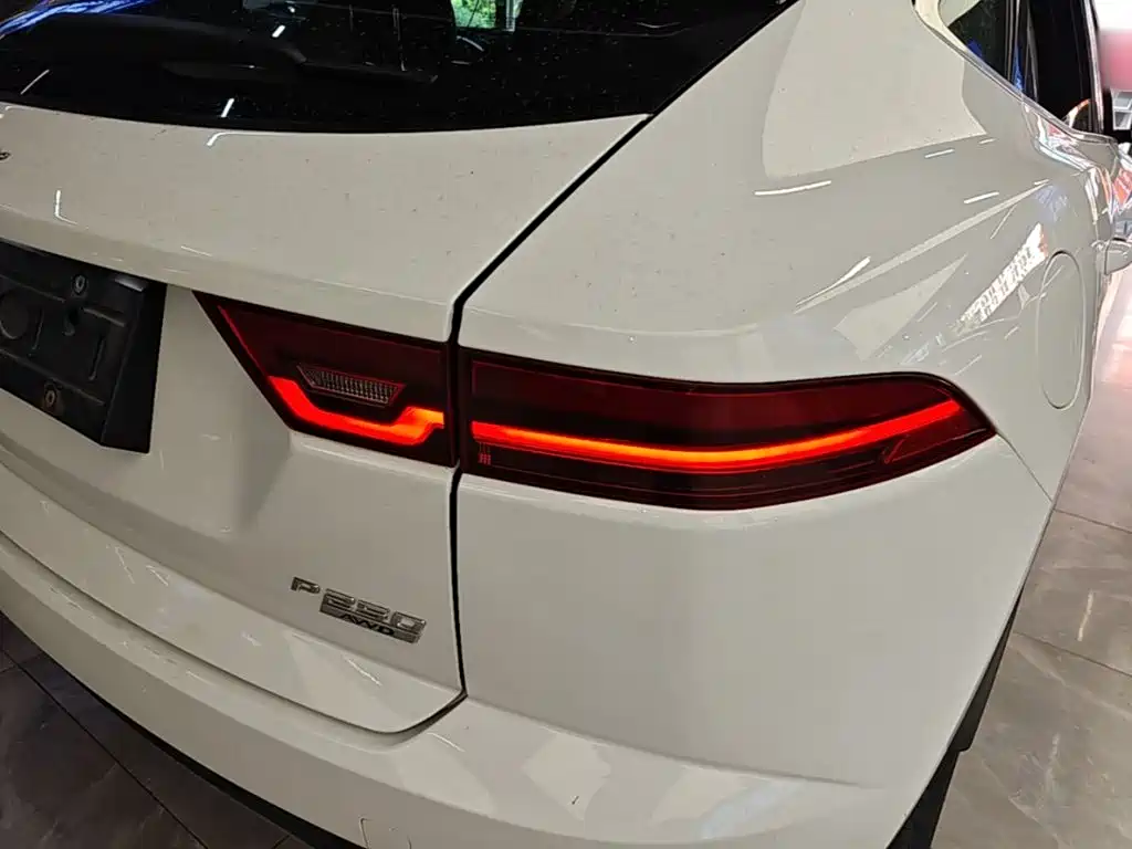 Jaguar E-PACE — фото 8