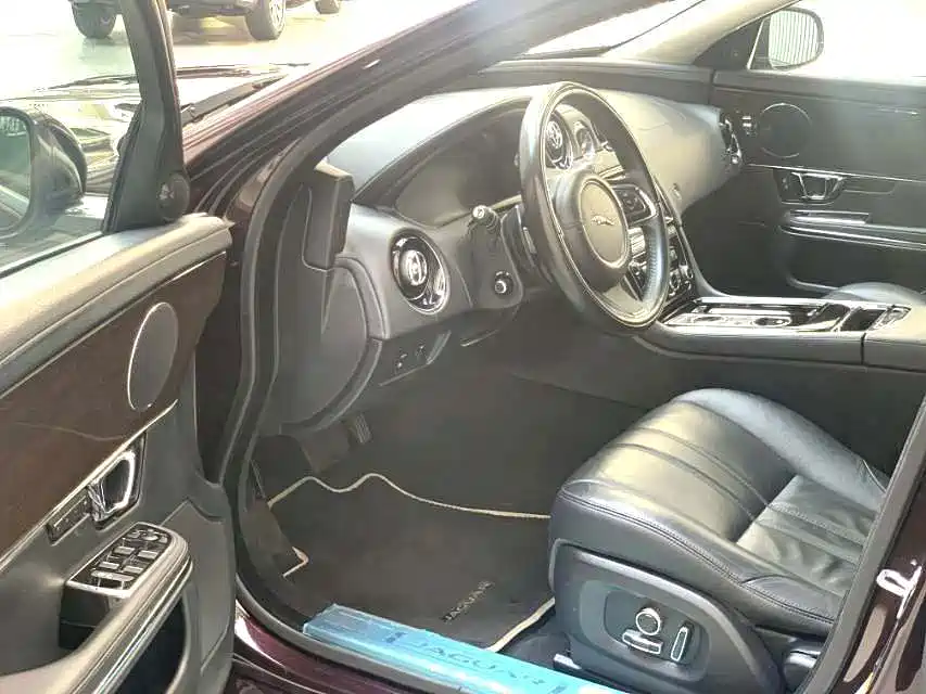 Jaguar XJ — фото 3