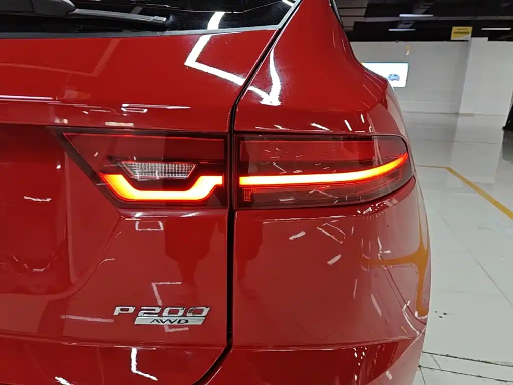Jaguar E-PACE — фото 8