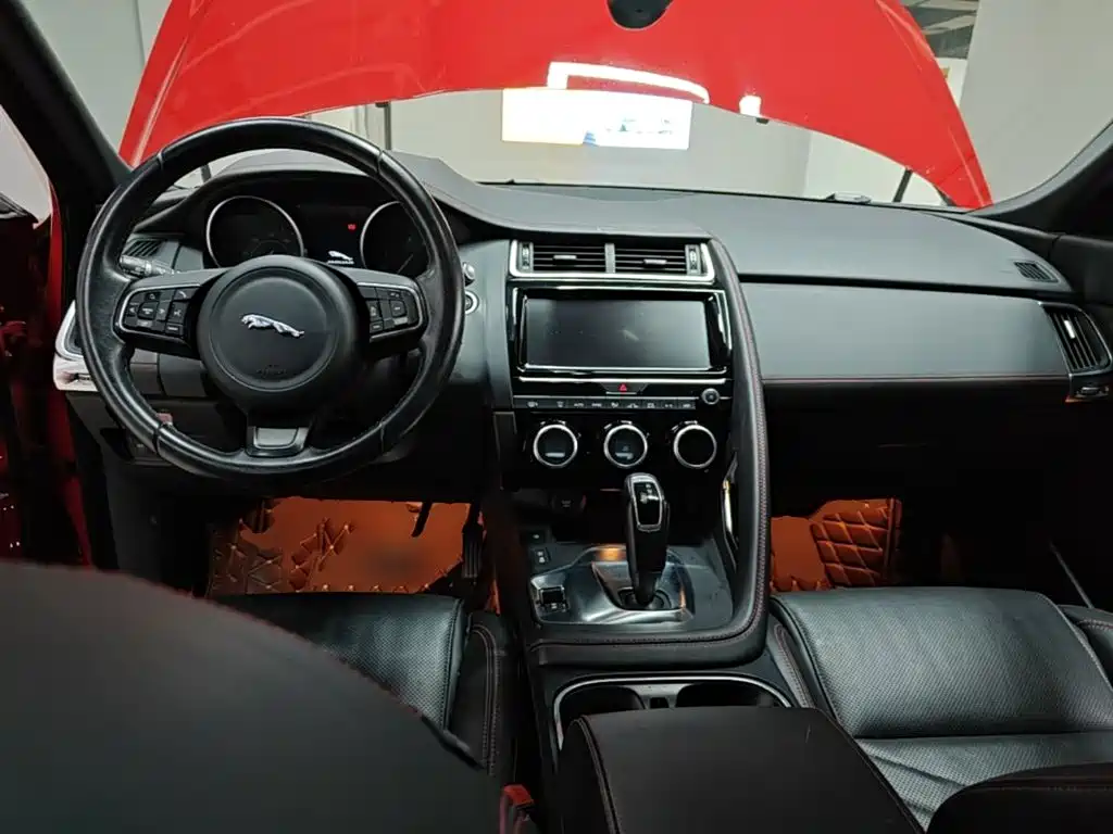Jaguar E-PACE — фото 10