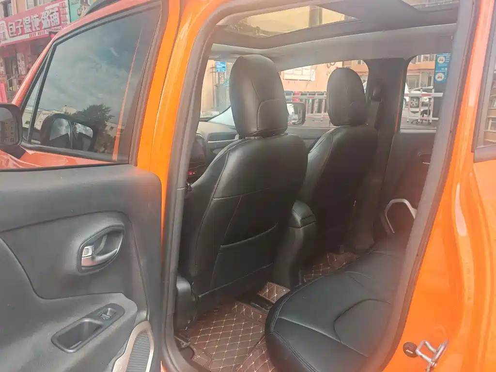 Jeep Renegade — фото 9