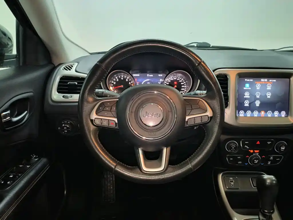 Jeep Compass — фото 13