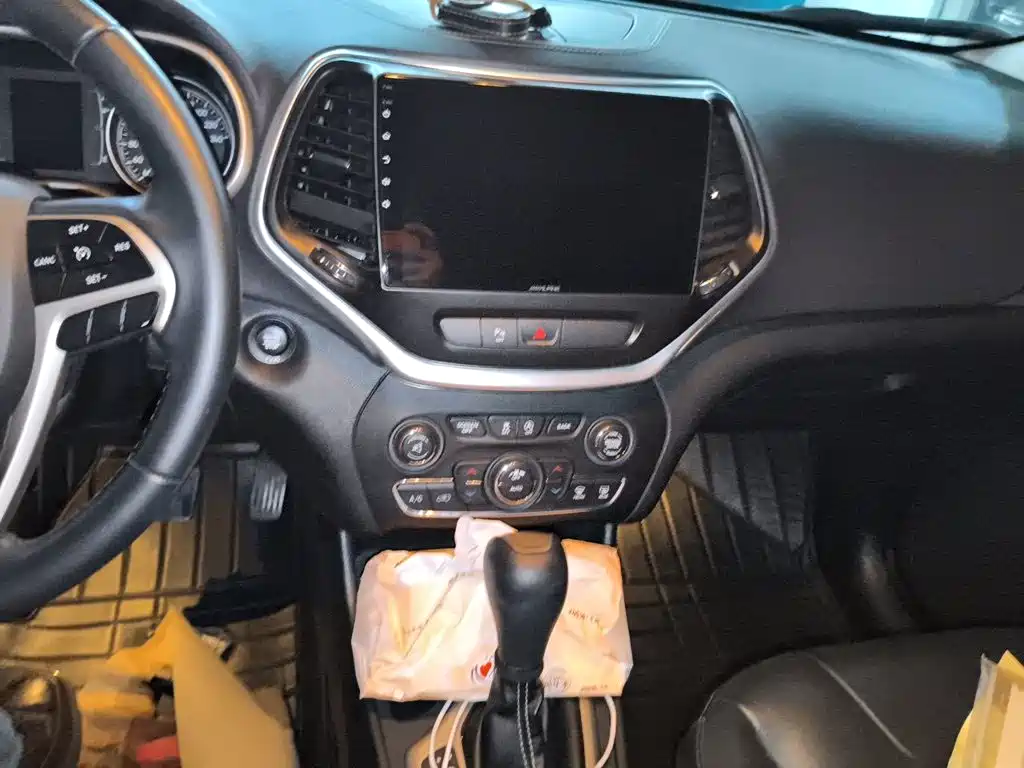 Jeep Cherokee — фото 9