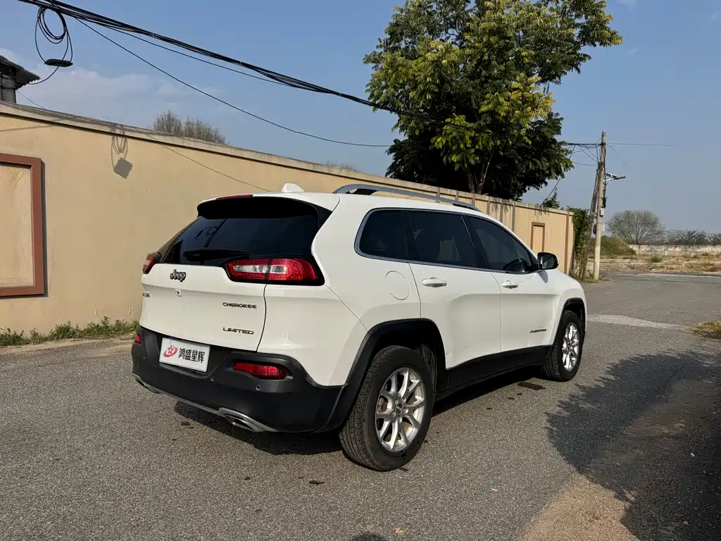 Jeep Cherokee — фото 4