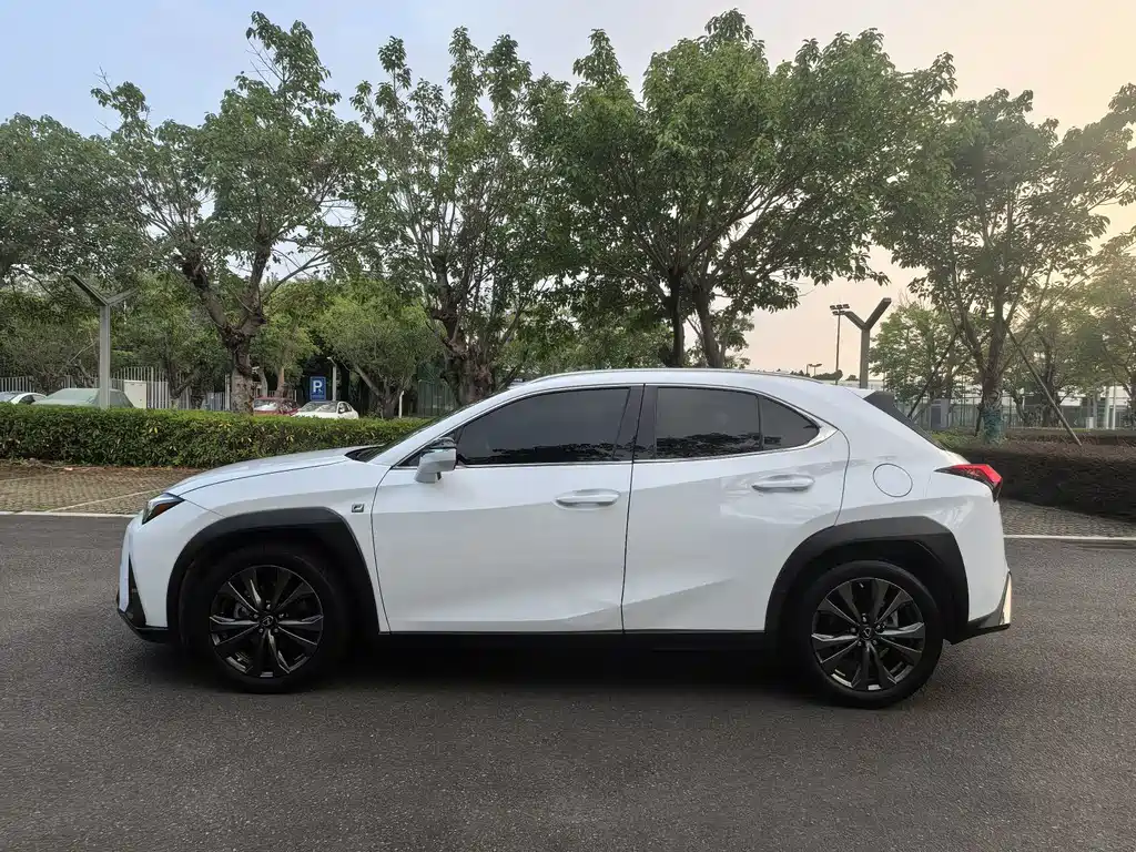 Lexus UX — фото 6