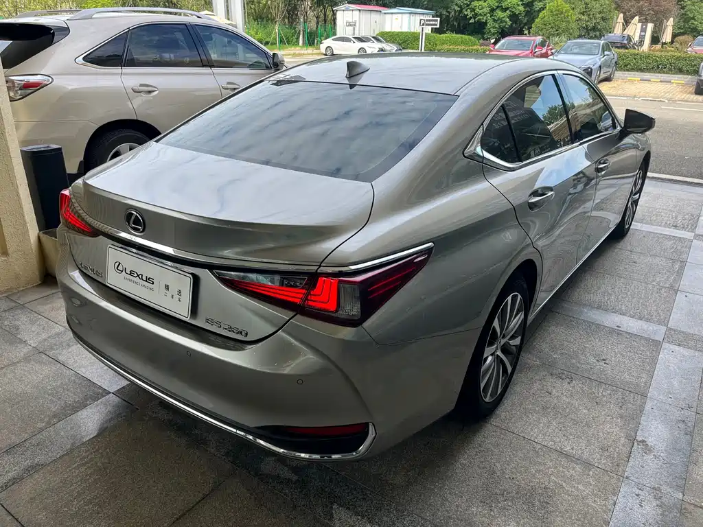 Lexus ES — фото 7
