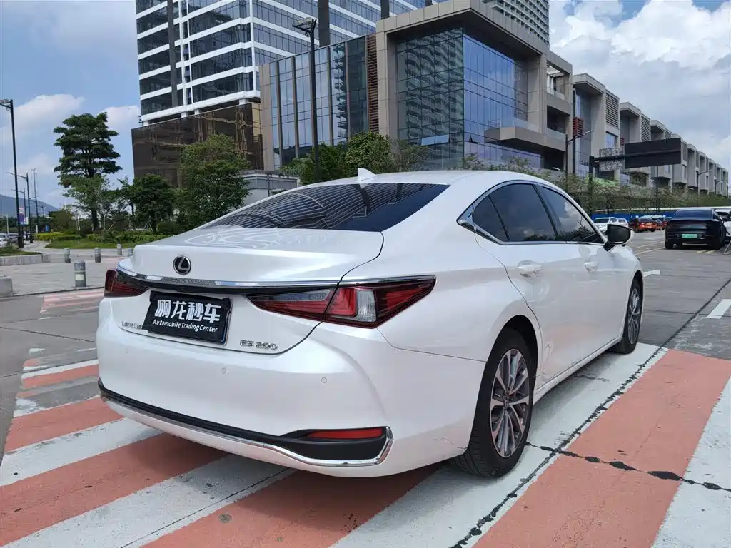Lexus ES — фото 10