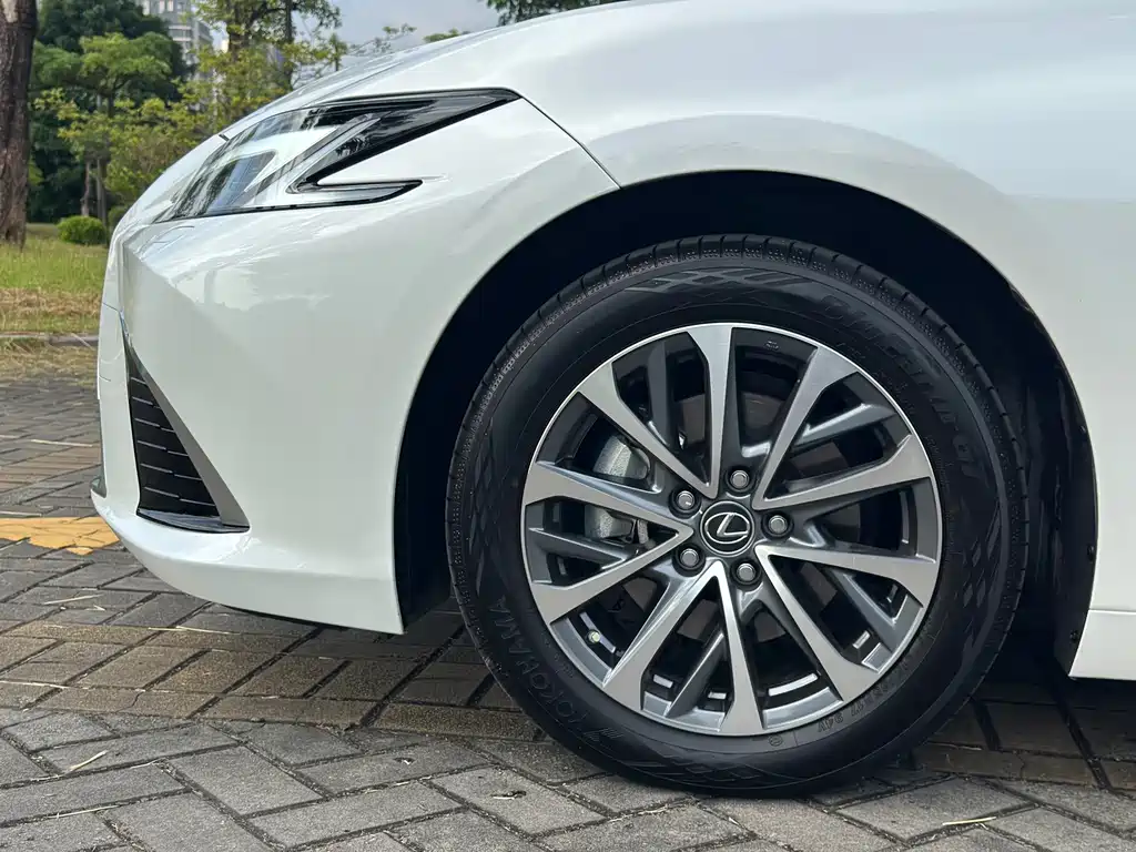 Lexus ES — фото 17