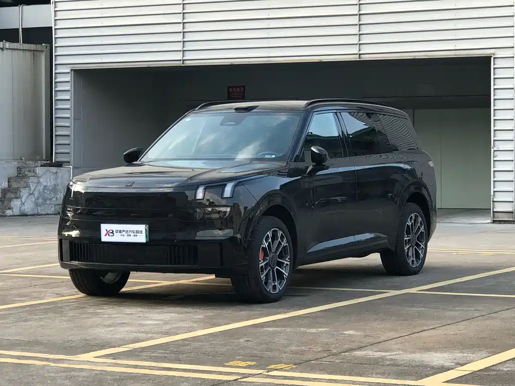 Lynk & Co 900