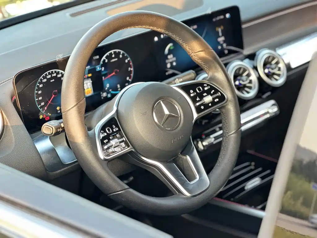 Mercedes-Benz GLB — фото 11