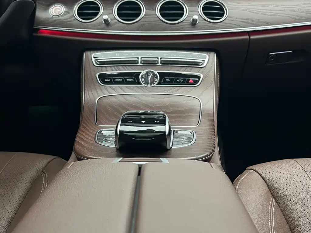 Mercedes-Benz E-Class — фото 8