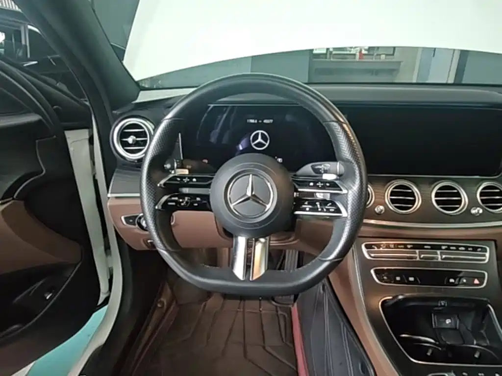 Mercedes-Benz E-Class — фото 11