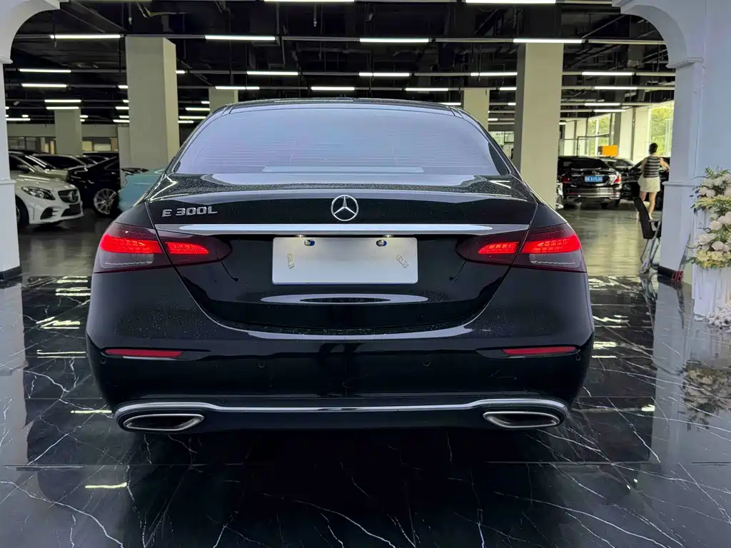 Mercedes-Benz E-Class — фото 11