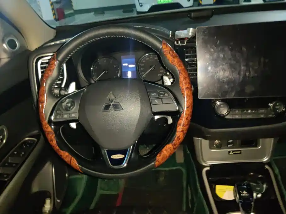 Mitsubishi Outlander — фото 15