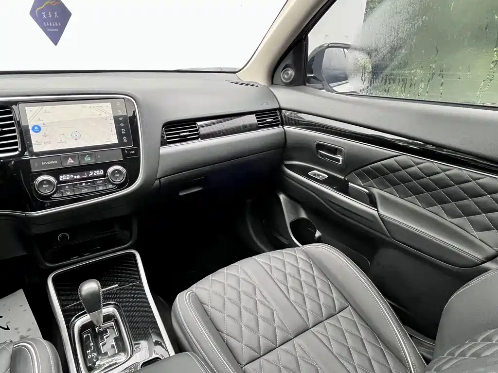 Mitsubishi Outlander — фото 6