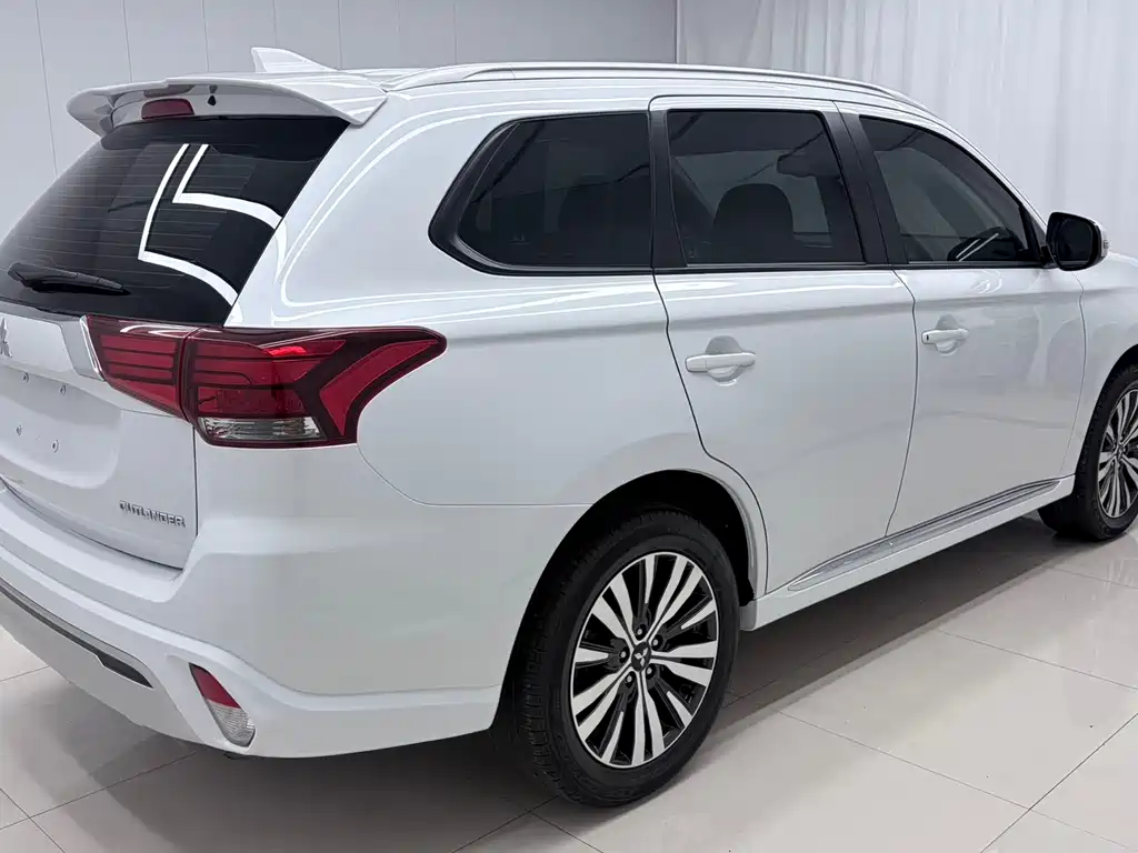 Mitsubishi Outlander — фото 4