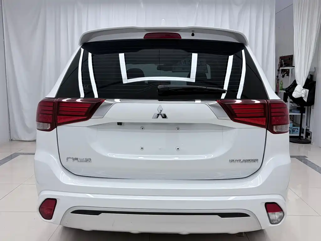 Mitsubishi Outlander — фото 5