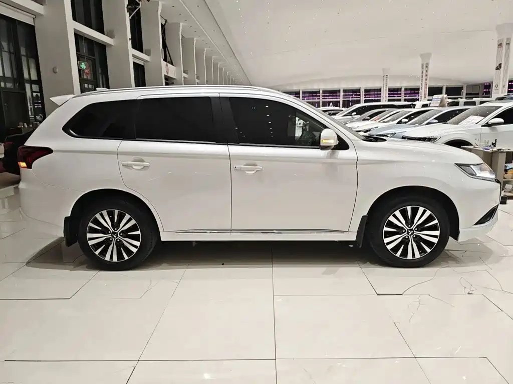 Mitsubishi Outlander — фото 4