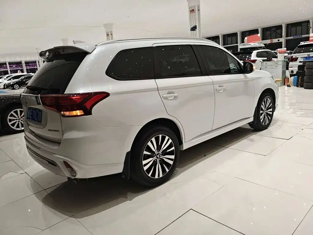 Mitsubishi Outlander — фото 5