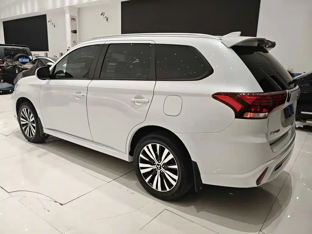 Mitsubishi Outlander — фото 7