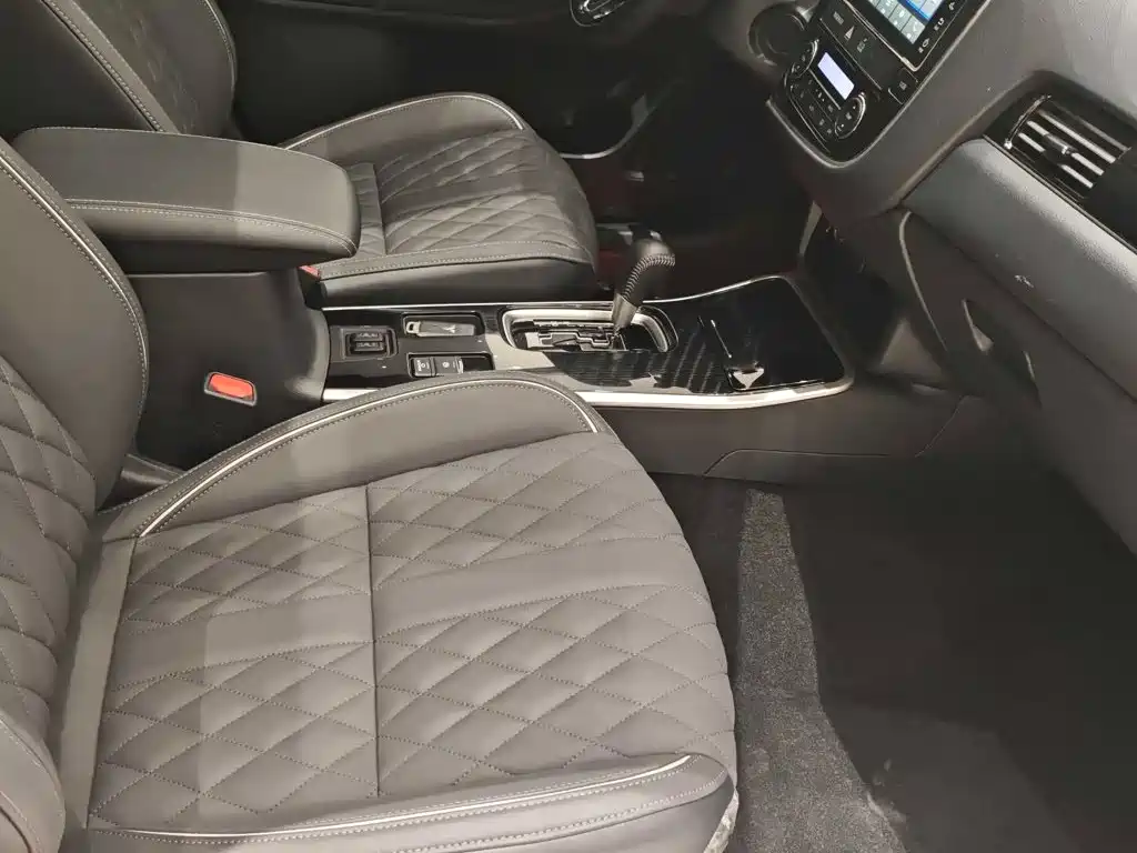 Mitsubishi Outlander — фото 10