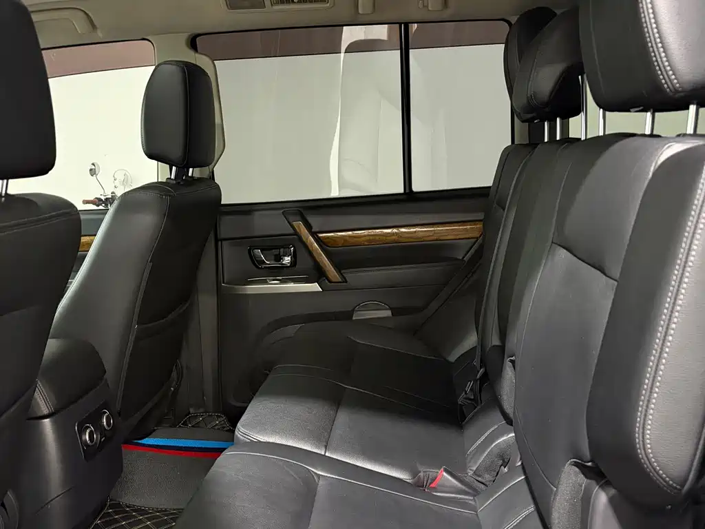 Mitsubishi Pajero (Import) — фото 11