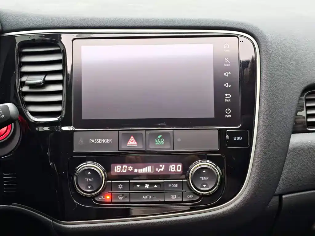 Mitsubishi Outlander — фото 11