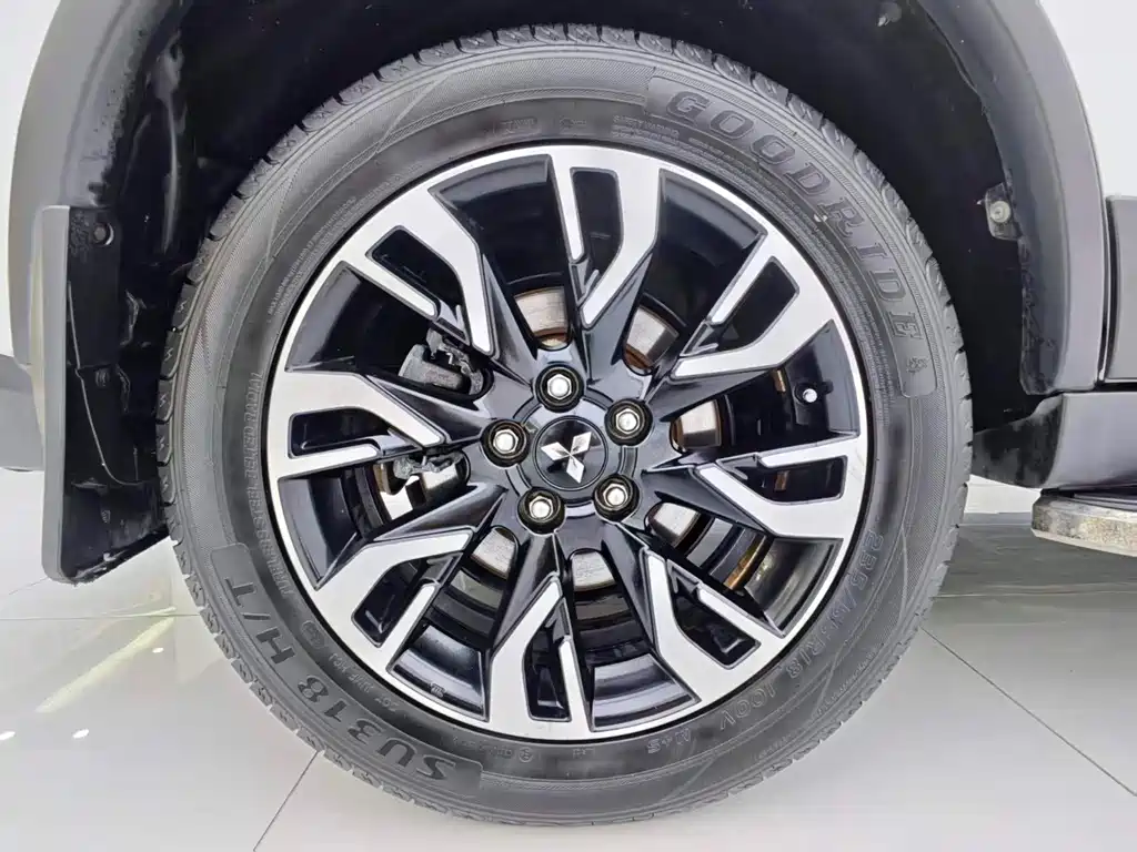 Mitsubishi Outlander — фото 14