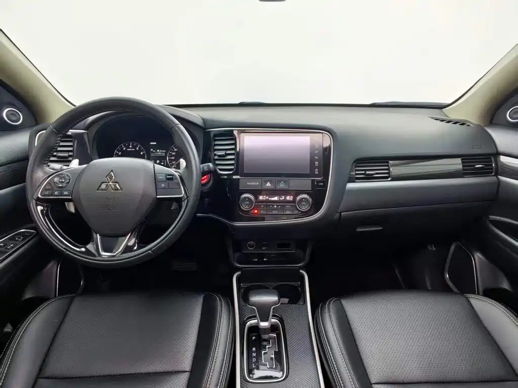 Mitsubishi Outlander — фото 10