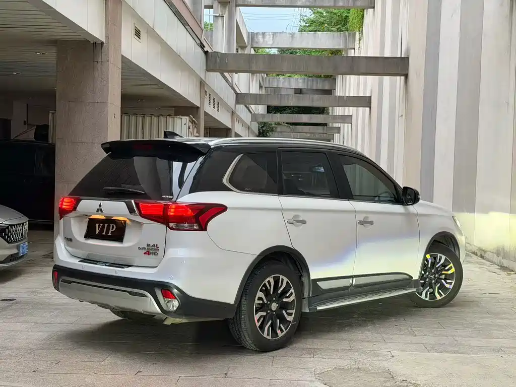 Mitsubishi Outlander — фото 7