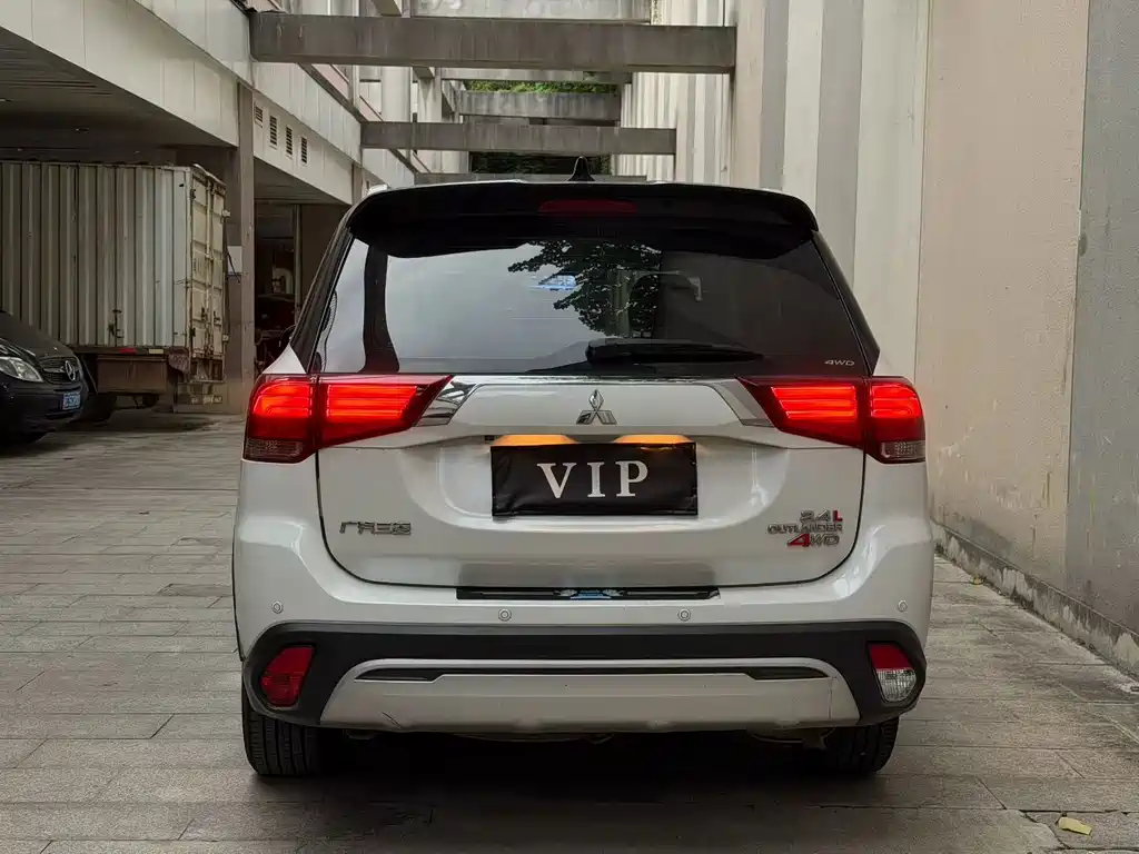 Mitsubishi Outlander — фото 8