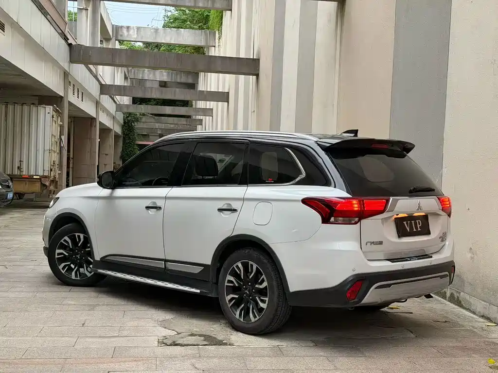 Mitsubishi Outlander — фото 9