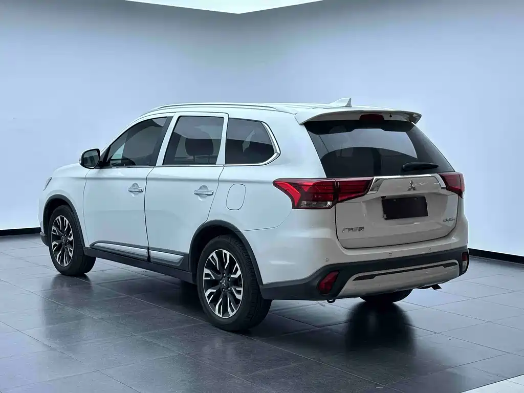 Mitsubishi Outlander — фото 9