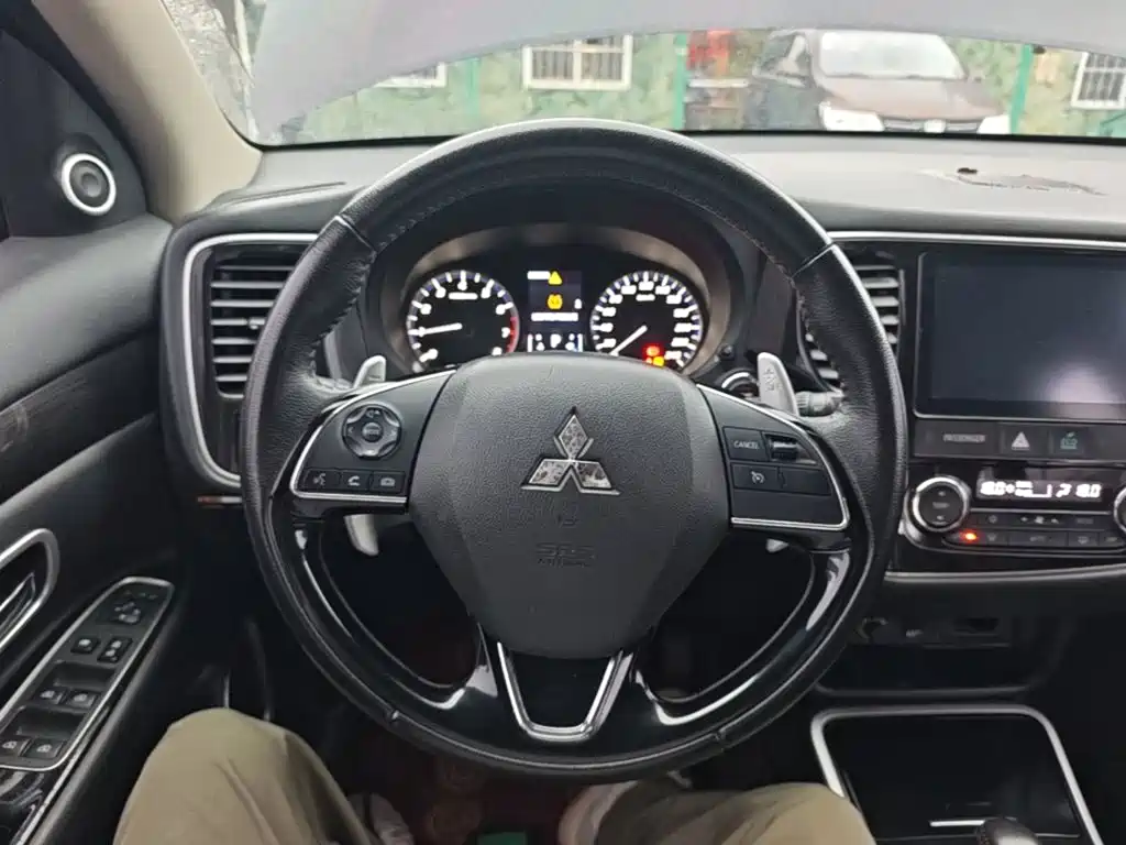Mitsubishi Outlander — фото 11