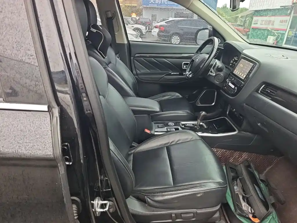 Mitsubishi Outlander — фото 25
