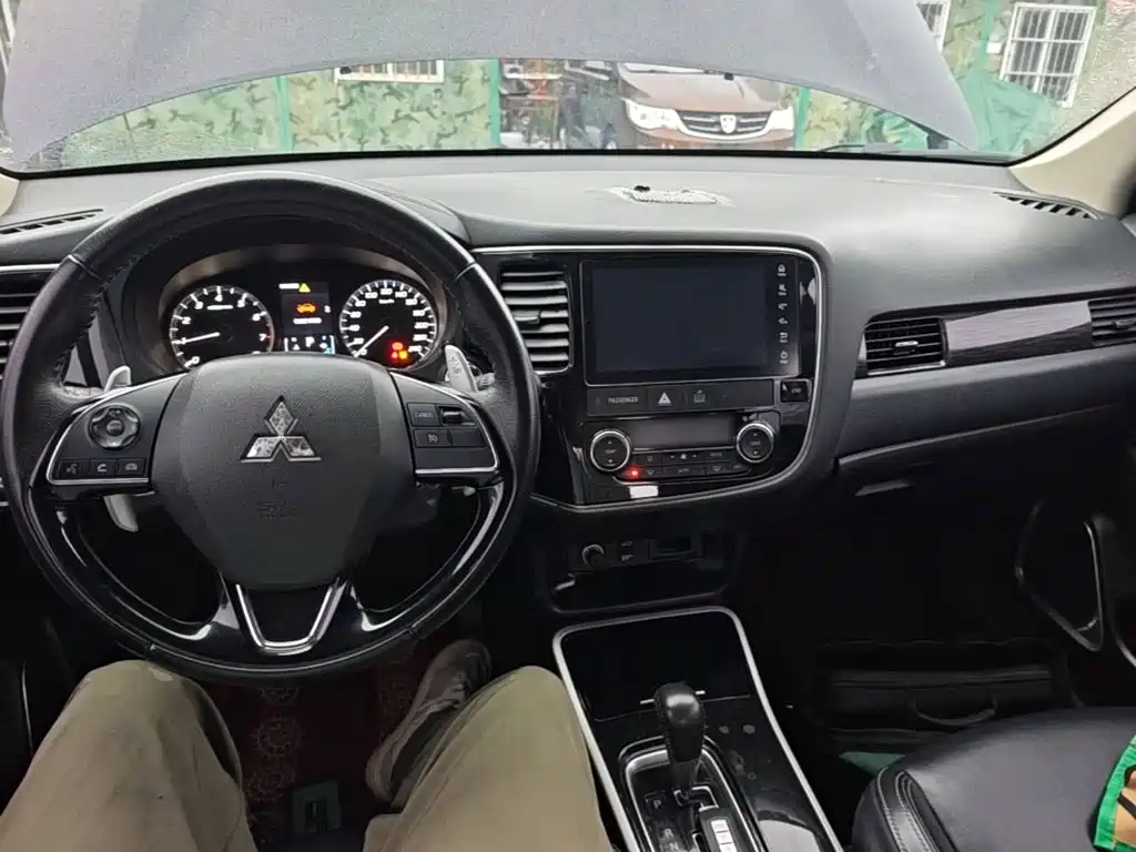 Mitsubishi Outlander — фото 10