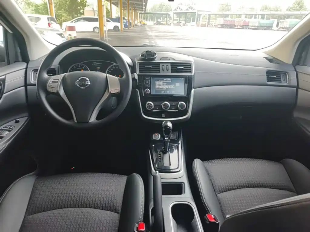 Nissan Tiida — фото 10