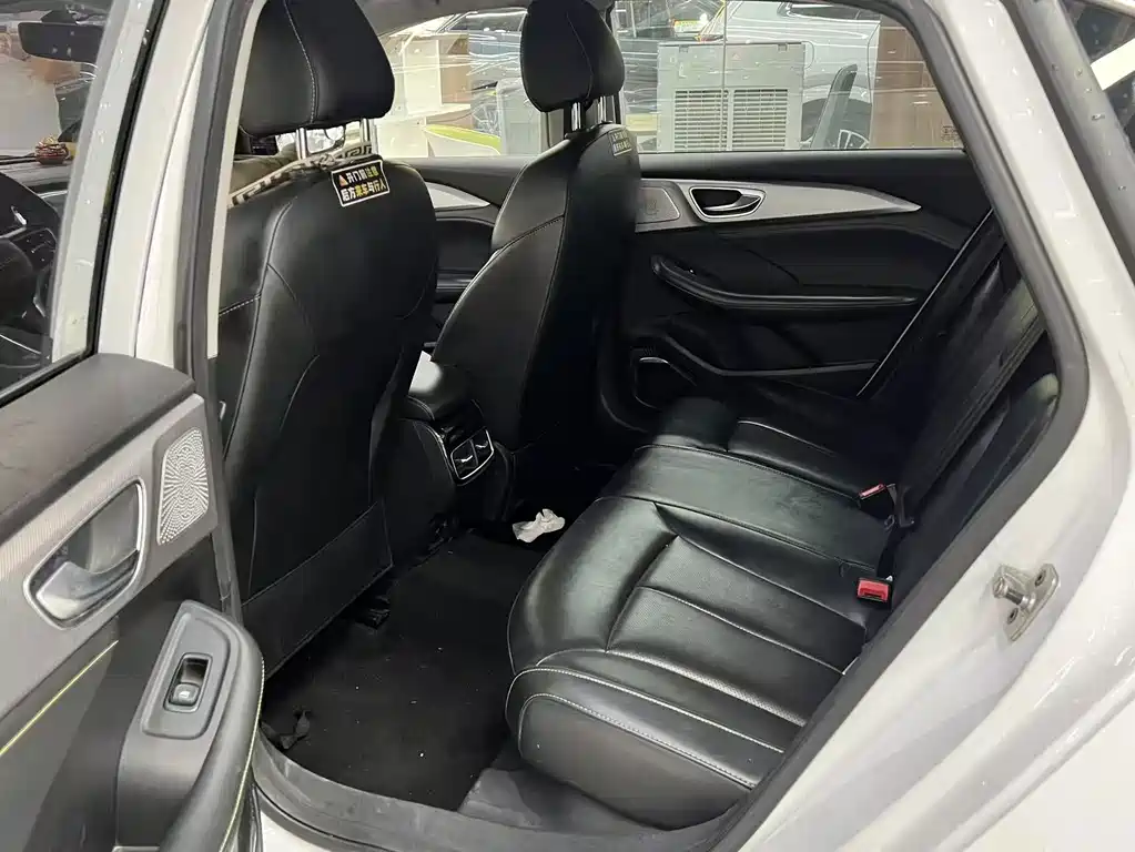 Roewe i6 MAX New Energy — фото 6