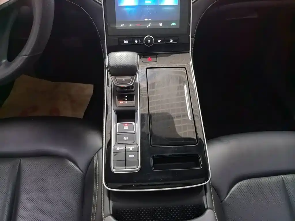 Roewe i6 MAX New Energy — фото 14