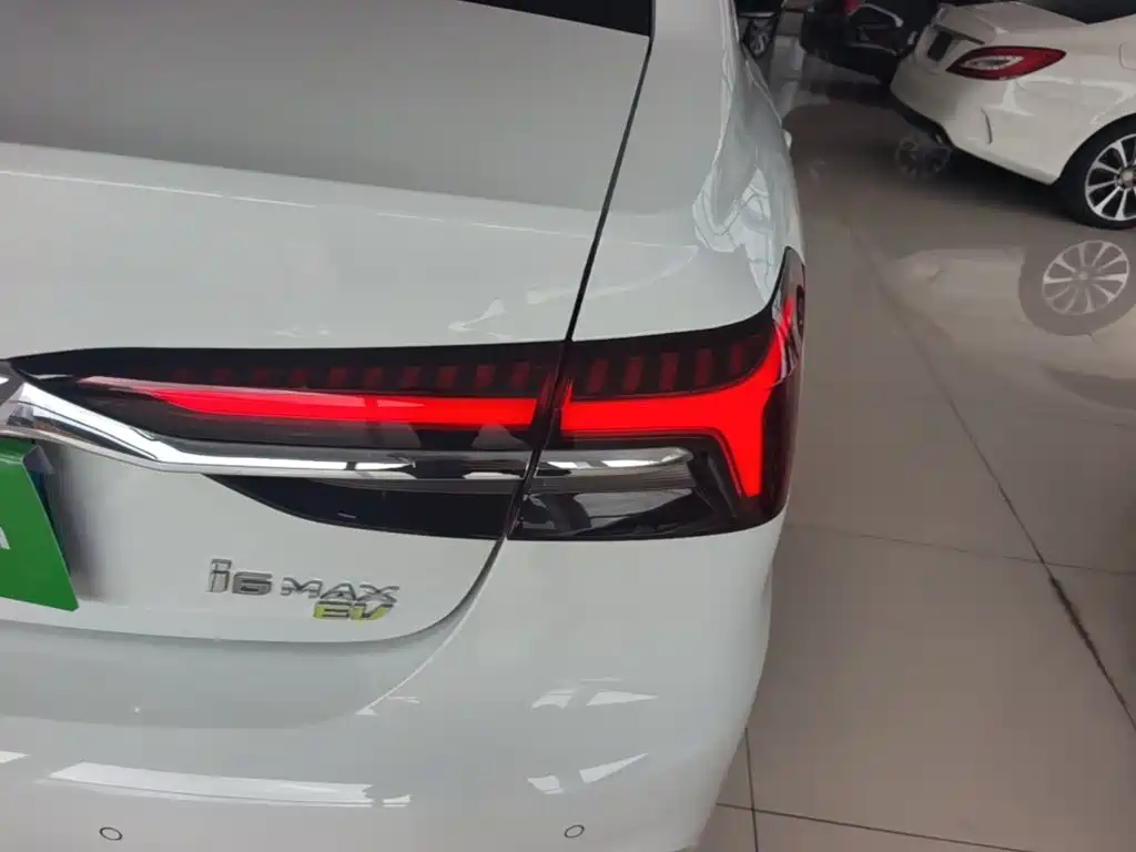 Roewe i6 MAX New Energy — фото 8