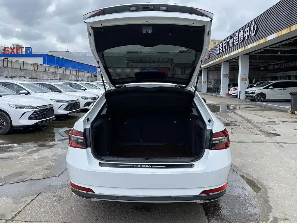 Skoda Superb — фото 19