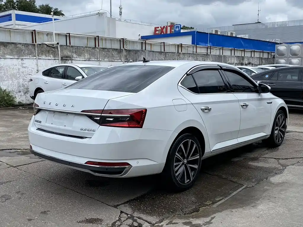 Skoda Superb — фото 4