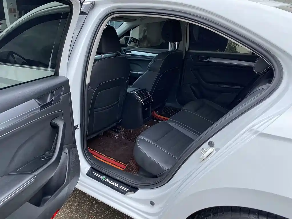 Skoda Superb — фото 8