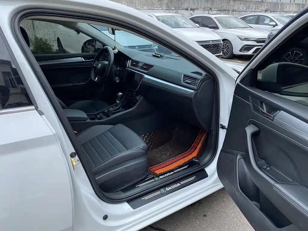 Skoda Superb — фото 9