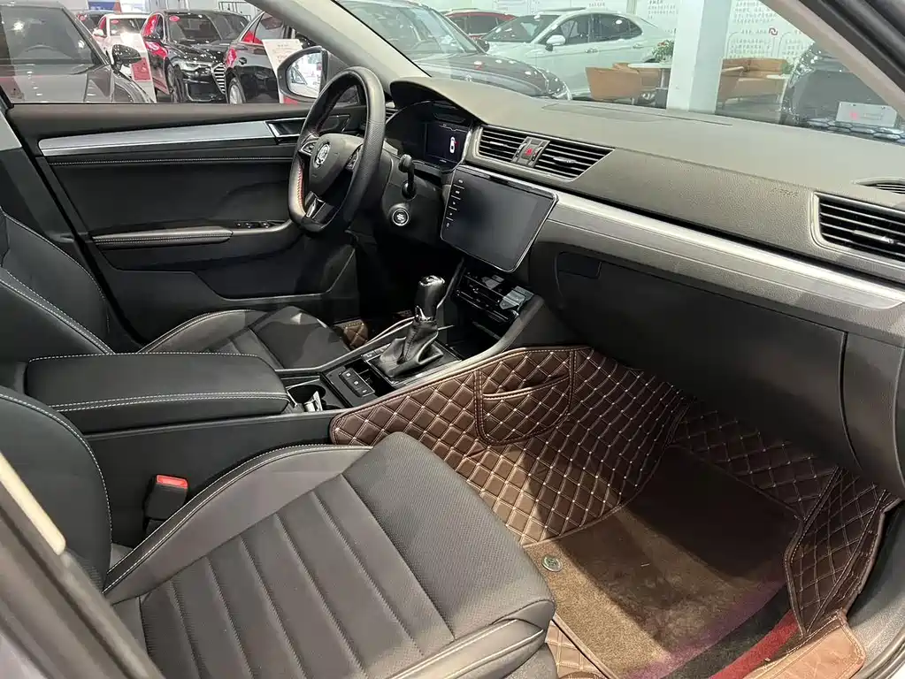 Skoda Superb — фото 8