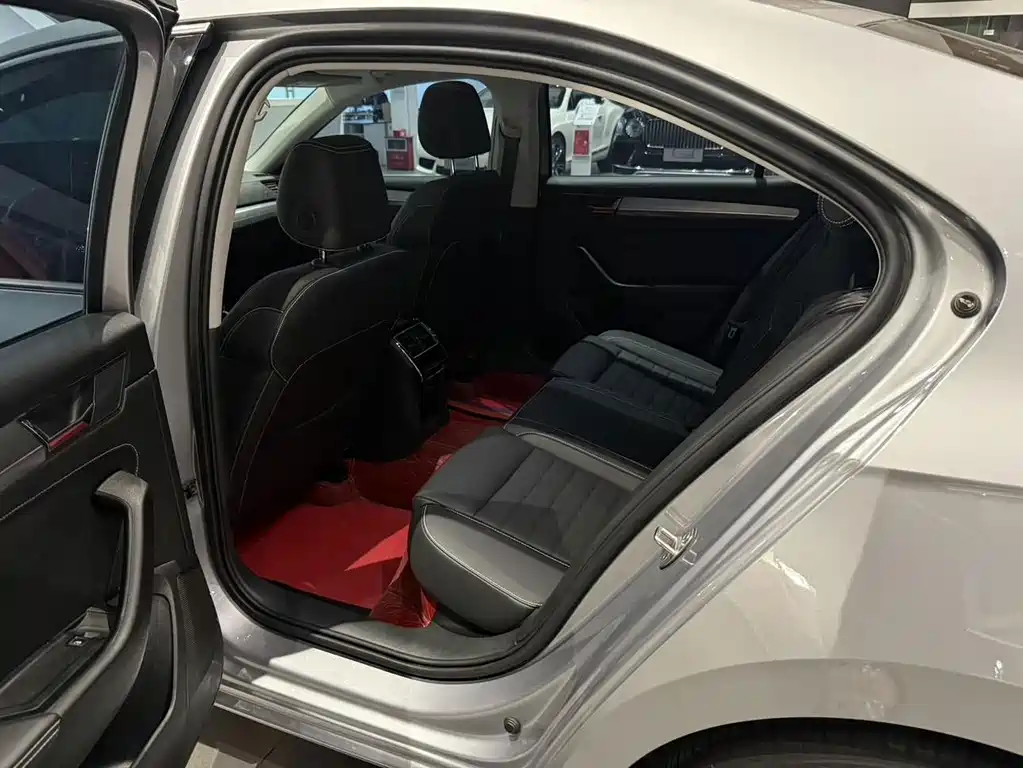 Skoda Superb — фото 8